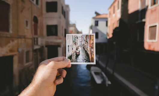 Un homme capture une image qu'il transformera en carte postale avec Lettre24
