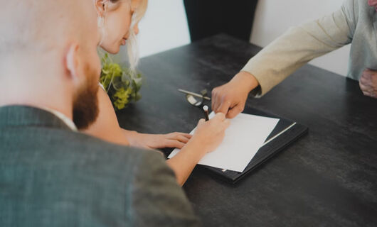 Une femme résilie son contrat après avoir rédigé sa lettre de résiliation utilisant une lettre modèle offert par Lettre24