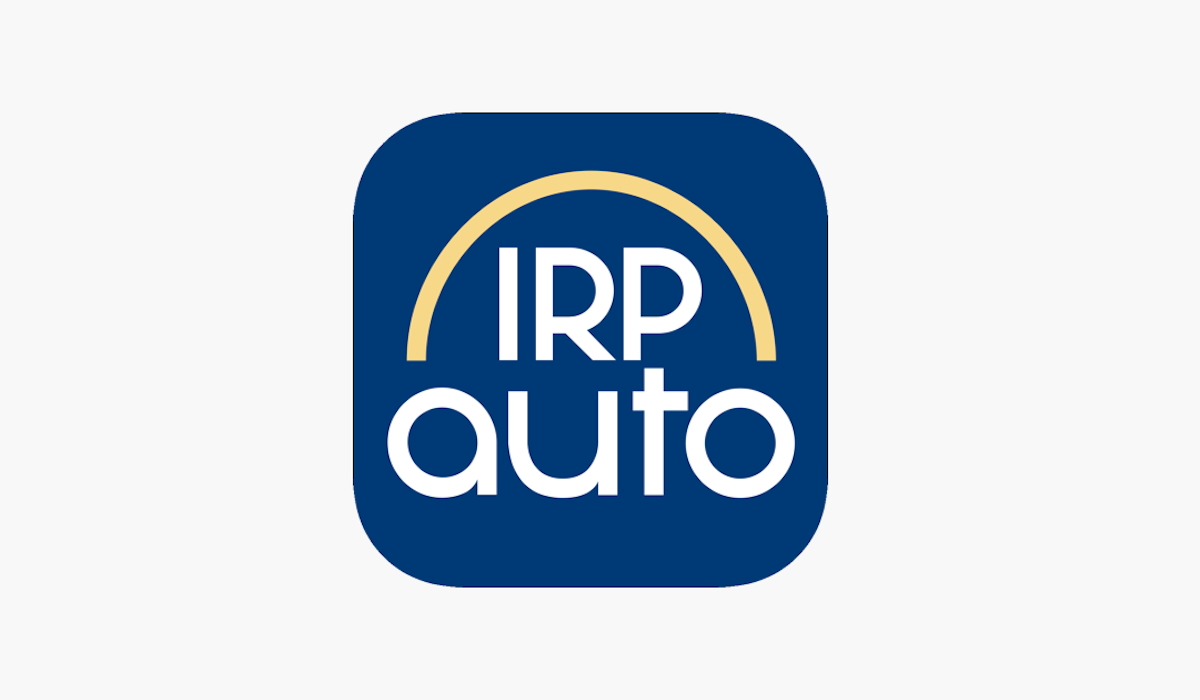 Le logo d'IRP Auto figure sur l'image, fond bleu avec des lettres blanches. L'article vous explique comment contacter IRP Auto.