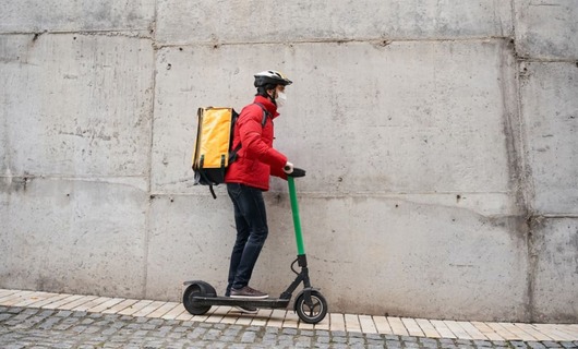 Un livreur en route pour livrer une lettre recommandée pendant le Covid-19