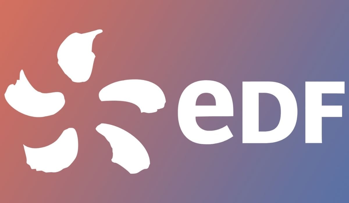 L'image présente EDF et son logo en blanc sur un fond qui mélange du rouge et du bleu. L'article propose l'adresse de EDF pour leur envoyer des courriers.