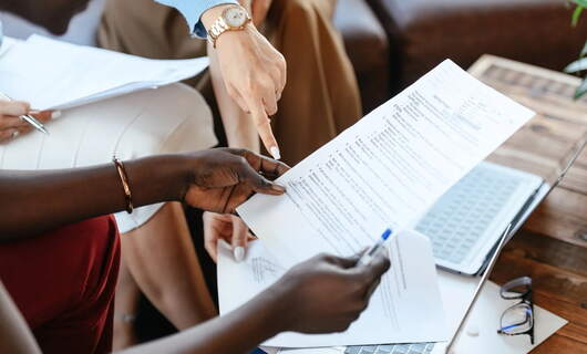 Des salariés discutent les avantages d'envoyer des lettres en ligne pour les professionnels avec Lettre24