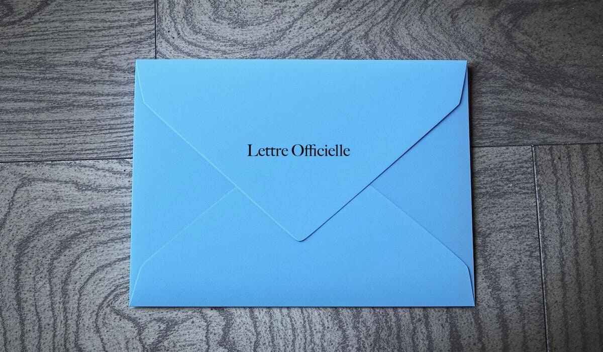 Image d'une enveloppe de lettre officielle.