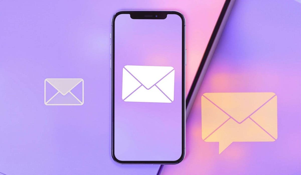 Image d'un smartphone et d'enveloppes.