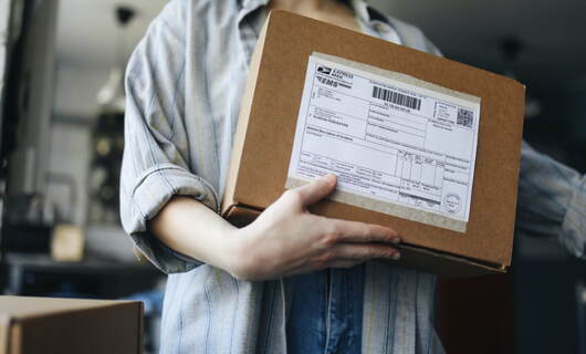 Une cliente récupère sa lettre traditionnelle envoyé avec Lettre24 suivant les restrictions et les directives mentionnées