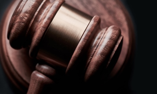 Maillet symbolisant la sécurité légale dans l'envoi d'une lettre recommandée avec Lettre24