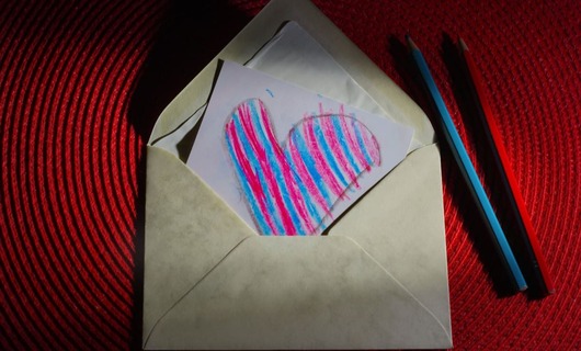 Le destinataire a ouvert son courrier contenant une lettre avec un cœur dessiné dessus, protégée par le secret des correspondances.