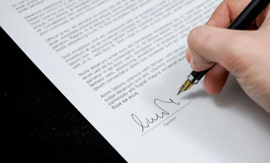 Une femme ouvre une enveloppe contenant une lettre d'avertissement au salarié.