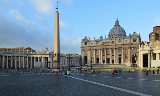 Le pape réside et travaille au Vatican. Il attend tout type de lettres à lire.