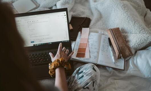 Une femme essaye d'envoyer sa lettre recommandée par mail.