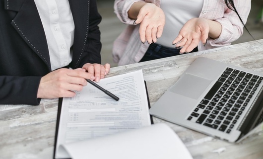 Deux femmes discutent de la résiliation d’assurance d’habitation à envoyer.