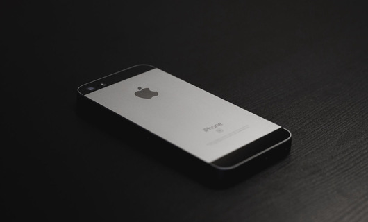 Le smartphone symbolise l'arrêt actuel du parcours d'envoi de lettre et les défis pour les services postaux traditionnels