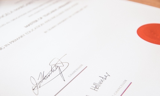 Signature d'un document d'acte de naissance