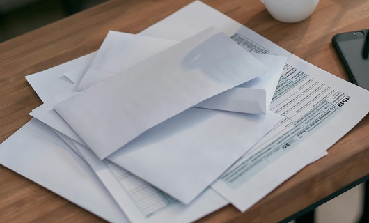 De nombreuses lettres et courriers à lire et envoyer lors d'un décès.