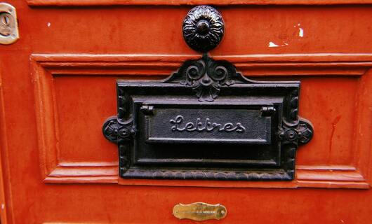 Une boîte aux lettres est utilisée pour envoyer une lettre gardée dans une boîte postale.