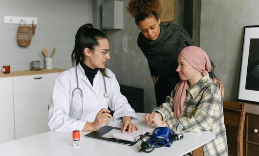 Le docteur soigne la malade après avoir reçu la lettre de dépistage cancer.