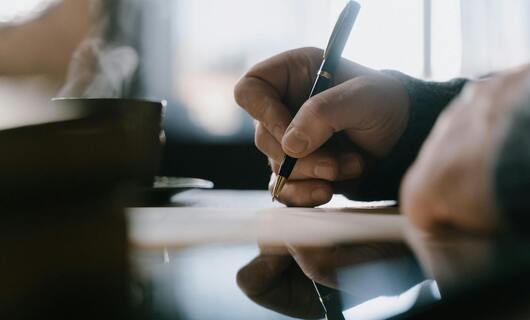 Un homme est en train d'écrire une lettre à son ex pour tourner la page.