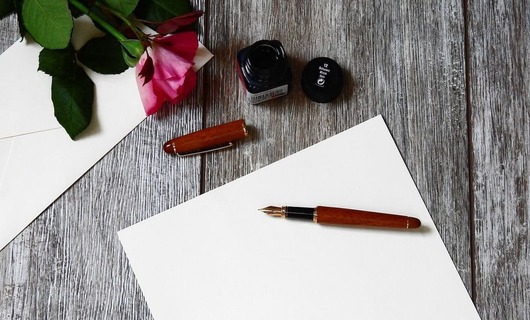 Une personne s'apprête à envoyer un courrier à la Réunion.