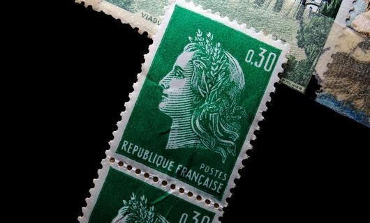 Voici un exemple de cachet pour savoir quel timbre pour envoyer une lettre.