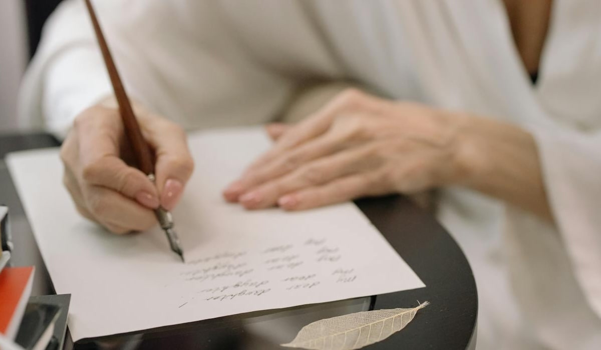 Une dame prépare l'en-tête d'une lettre qu'elle enverra plus tard.