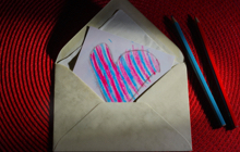 Le destinataire a ouvert son courrier contenant une lettre avec un cœur dessiné dessus, protégée par le secret des correspondances.