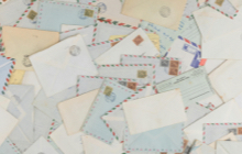 De nombreuses lettres timbrées sont posées sur une table afin d'être envoyées en tant que courrier en masse.