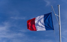Le drapeau de la France est hissé haut, représentant le président de la République, à qui tout le monde peut envoyer une lettre.