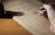 Un homme écrit une lettre de dénonciation anonyme avec son style plume.